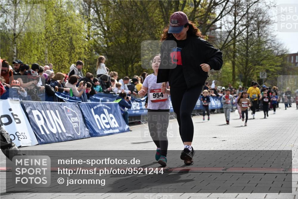 12.04.2026 - 45. Internationalen Wilhelmsburger Insellauf J. Mangold http://msf.ph/oto/9521244 12.04.2026 14:11:14 Ziel 630, 43, 954, 922, 718 meine-sportfotos.de
