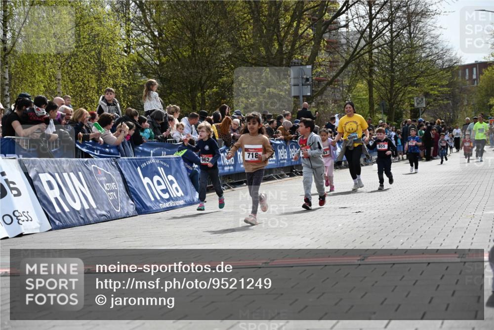 12.04.2026 - 45. Internationalen Wilhelmsburger Insellauf J. Mangold http://msf.ph/oto/9521249 12.04.2026 14:11:17 Ziel 954, 922, 718, 962, 702, 655 meine-sportfotos.de