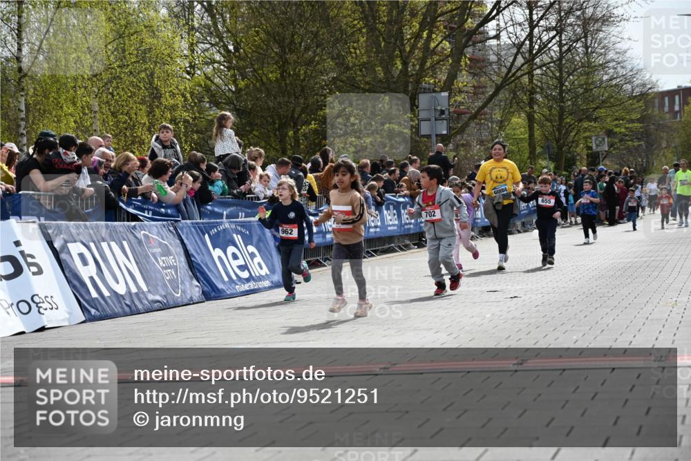 12.04.2026 - 45. Internationalen Wilhelmsburger Insellauf J. Mangold http://msf.ph/oto/9521251 12.04.2026 14:11:17 Ziel 954, 922, 718, 962, 702, 655 meine-sportfotos.de