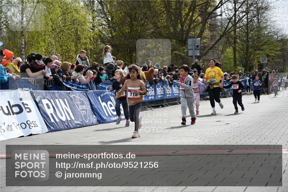 12.04.2026 - 45. Internationalen Wilhelmsburger Insellauf J. Mangold http://msf.ph/oto/9521256 12.04.2026 14:11:18 Ziel 954, 922, 718, 962, 702, 655, 783 meine-sportfotos.de