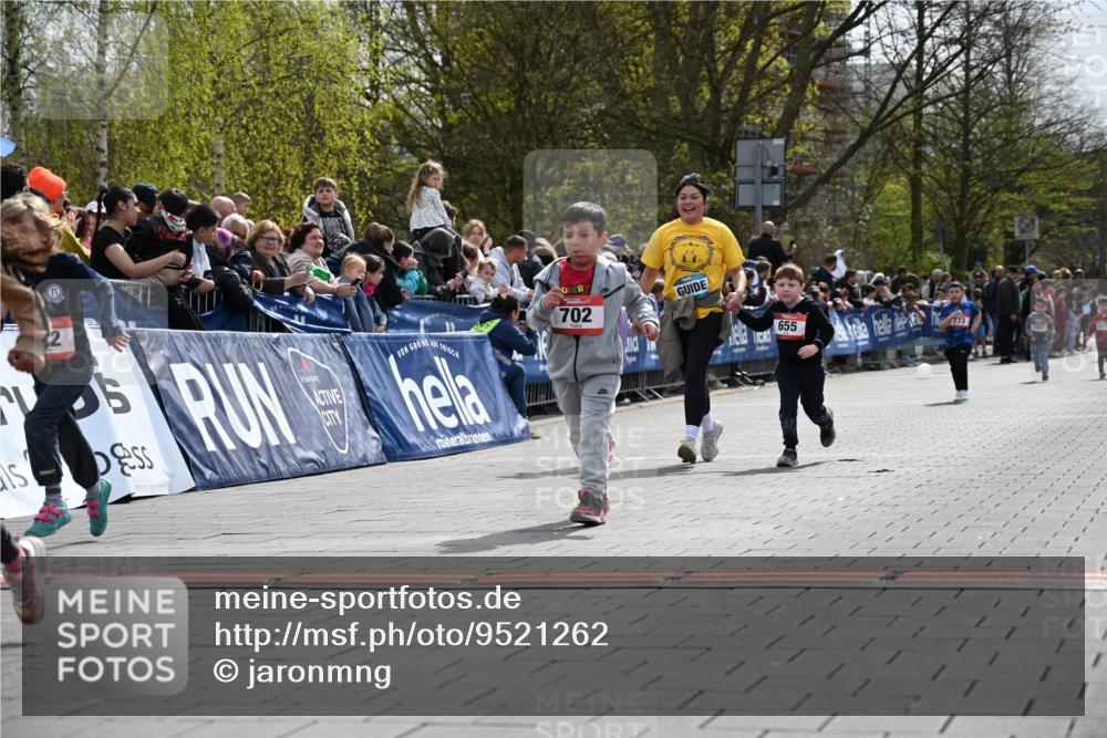 12.04.2026 - 45. Internationalen Wilhelmsburger Insellauf J. Mangold http://msf.ph/oto/9521262 12.04.2026 14:11:19 Ziel 922, 718, 962, 702, 655, 783 meine-sportfotos.de