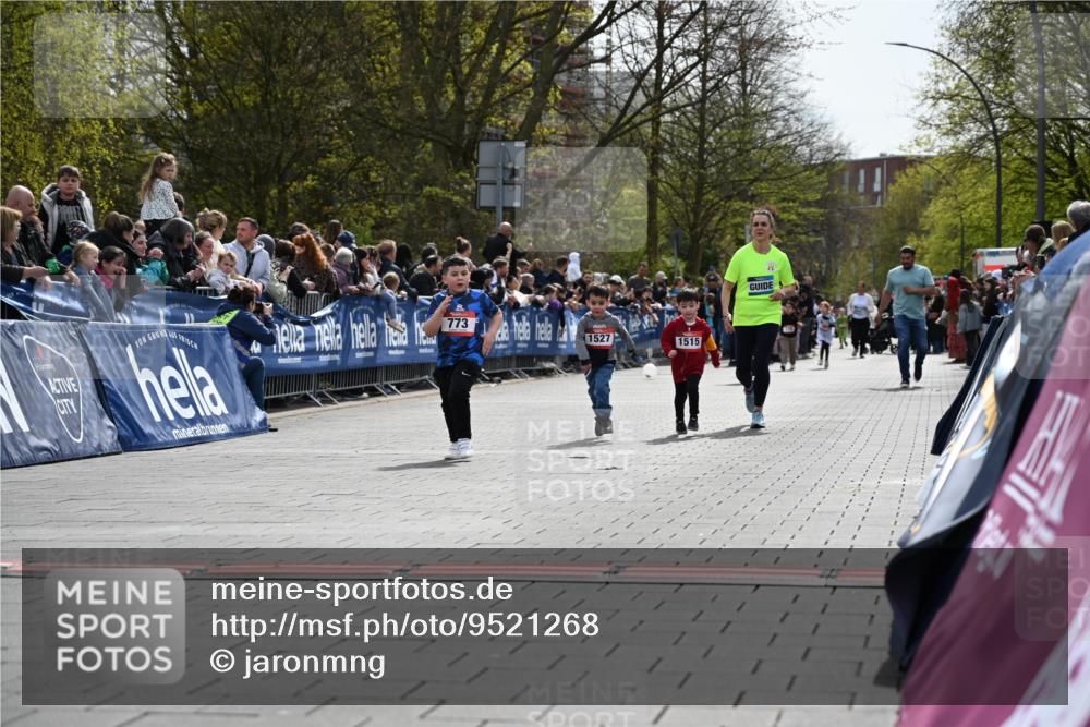 12.04.2026 - 45. Internationalen Wilhelmsburger Insellauf J. Mangold http://msf.ph/oto/9521268 12.04.2026 14:11:24 Ziel 702, 655, 783, 773, 1527, 1515 meine-sportfotos.de