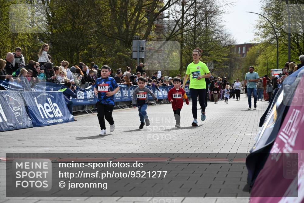 12.04.2026 - 45. Internationalen Wilhelmsburger Insellauf J. Mangold http://msf.ph/oto/9521277 12.04.2026 14:11:25 Ziel 655, 783, 773, 1527, 1515 meine-sportfotos.de