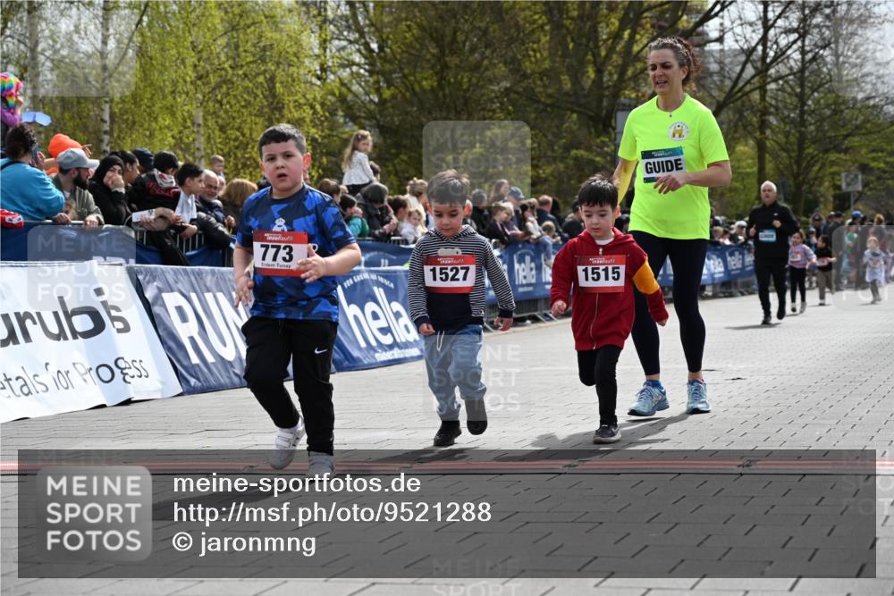 12.04.2026 - 45. Internationalen Wilhelmsburger Insellauf J. Mangold http://msf.ph/oto/9521288 12.04.2026 14:11:27 Ziel 773, 1527, 1515 meine-sportfotos.de