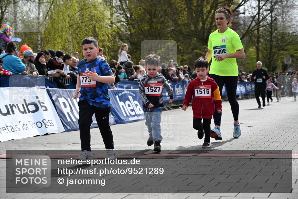 12.04.2026 - 45. Internationalen Wilhelmsburger Insellauf J. Mangold http://msf.ph/oto/9521289 12.04.2026 14:11:27 Ziel 773, 1527, 1515 meine-sportfotos.de