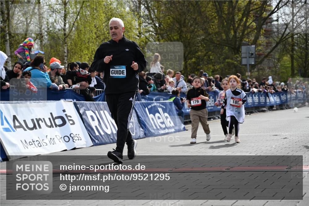 12.04.2026 - 45. Internationalen Wilhelmsburger Insellauf J. Mangold http://msf.ph/oto/9521295 12.04.2026 14:11:34 Ziel 185, 193, 179 meine-sportfotos.de