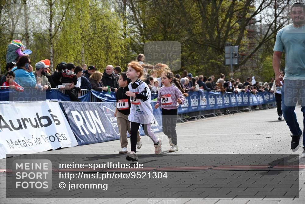 12.04.2026 - 45. Internationalen Wilhelmsburger Insellauf J. Mangold http://msf.ph/oto/9521304 12.04.2026 14:11:36 Ziel 185, 193, 179 meine-sportfotos.de