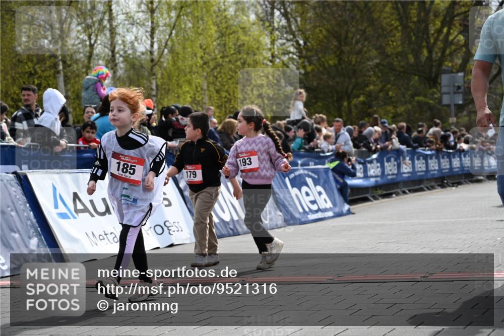 12.04.2026 - 45. Internationalen Wilhelmsburger Insellauf J. Mangold http://msf.ph/oto/9521316 12.04.2026 14:11:37 Ziel 185, 193, 179 meine-sportfotos.de