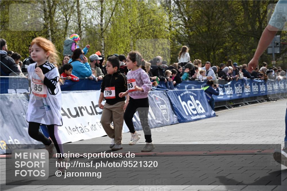 12.04.2026 - 45. Internationalen Wilhelmsburger Insellauf J. Mangold http://msf.ph/oto/9521320 12.04.2026 14:11:37 Ziel 185, 193, 179 meine-sportfotos.de