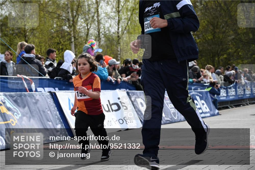12.04.2026 - 45. Internationalen Wilhelmsburger Insellauf J. Mangold http://msf.ph/oto/9521332 12.04.2026 14:11:47 Ziel 1528, 213, 177 meine-sportfotos.de