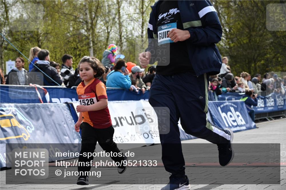 12.04.2026 - 45. Internationalen Wilhelmsburger Insellauf J. Mangold http://msf.ph/oto/9521333 12.04.2026 14:11:47 Ziel 1528, 213, 177 meine-sportfotos.de