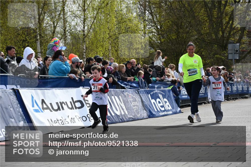 12.04.2026 - 45. Internationalen Wilhelmsburger Insellauf J. Mangold http://msf.ph/oto/9521338 12.04.2026 14:11:49 Ziel 1528, 213, 177 meine-sportfotos.de