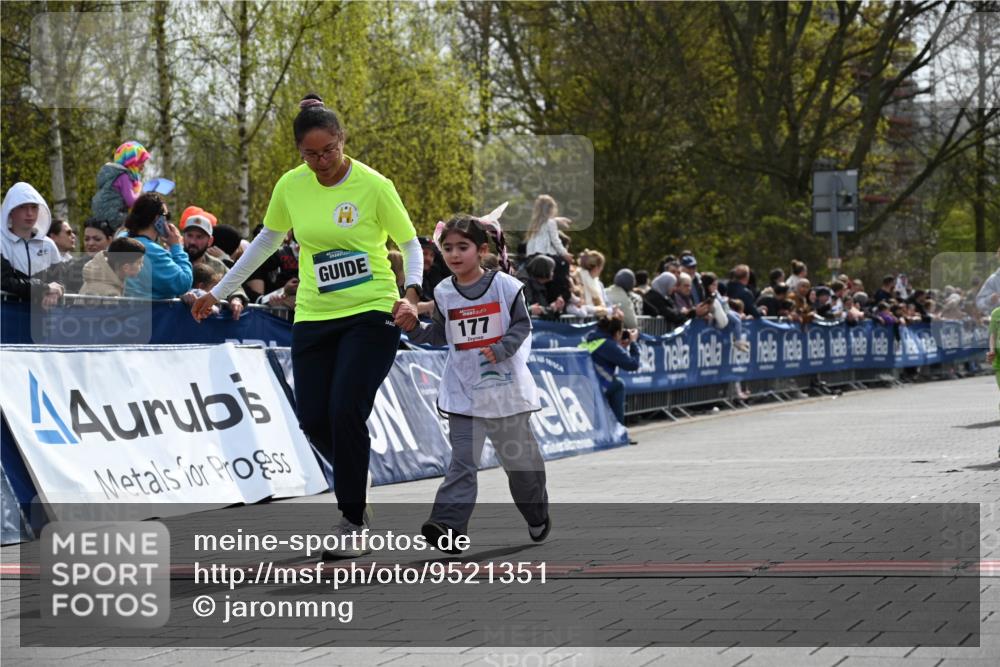 12.04.2026 - 45. Internationalen Wilhelmsburger Insellauf J. Mangold http://msf.ph/oto/9521351 12.04.2026 14:11:51 Ziel 213, 177, 1070 meine-sportfotos.de