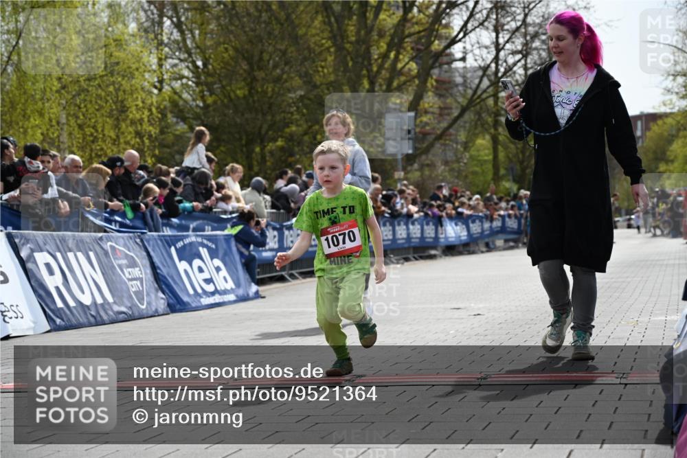 12.04.2026 - 45. Internationalen Wilhelmsburger Insellauf J. Mangold http://msf.ph/oto/9521364 12.04.2026 14:11:54 Ziel 213, 177, 1070 meine-sportfotos.de