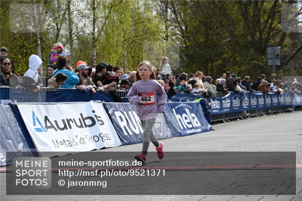 12.04.2026 - 45. Internationalen Wilhelmsburger Insellauf J. Mangold http://msf.ph/oto/9521371 12.04.2026 14:12:02 Ziel 462 meine-sportfotos.de