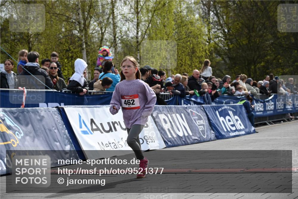 12.04.2026 - 45. Internationalen Wilhelmsburger Insellauf J. Mangold http://msf.ph/oto/9521377 12.04.2026 14:12:03 Ziel 462 meine-sportfotos.de