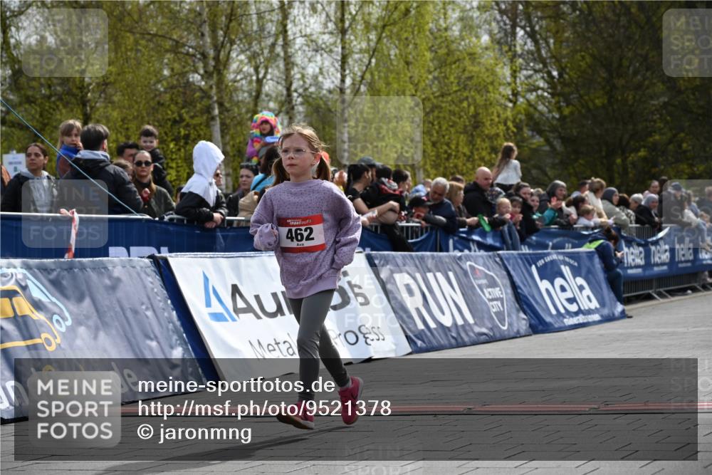 12.04.2026 - 45. Internationalen Wilhelmsburger Insellauf J. Mangold http://msf.ph/oto/9521378 12.04.2026 14:12:03 Ziel 462 meine-sportfotos.de