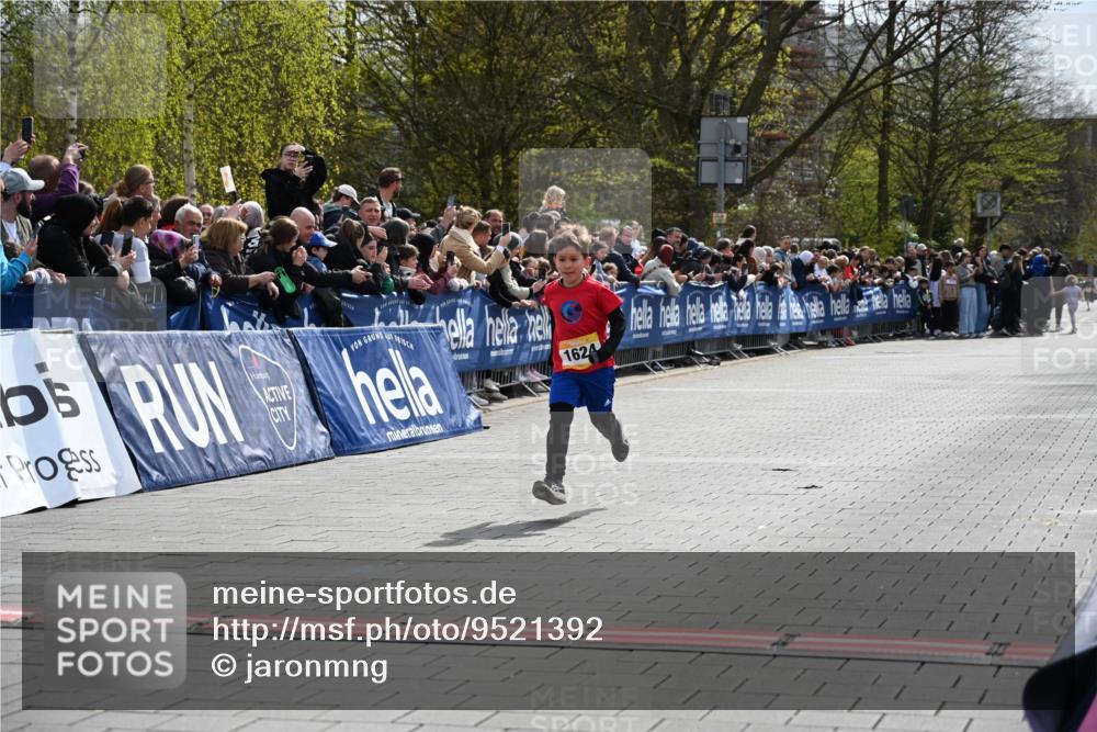12.04.2026 - 45. Internationalen Wilhelmsburger Insellauf J. Mangold http://msf.ph/oto/9521392 12.04.2026 14:19:13 Ziel 1624 meine-sportfotos.de