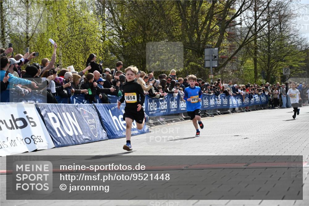 12.04.2026 - 45. Internationalen Wilhelmsburger Insellauf J. Mangold http://msf.ph/oto/9521448 12.04.2026 14:19:37 Ziel 265, 87, 1614, 1613 meine-sportfotos.de