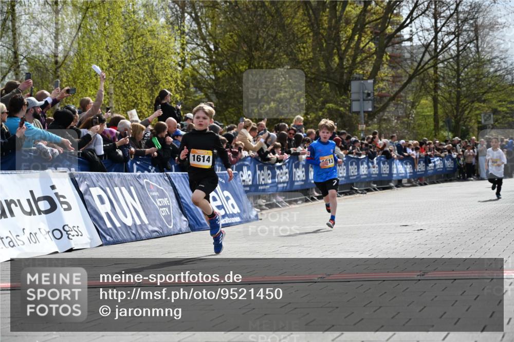 12.04.2026 - 45. Internationalen Wilhelmsburger Insellauf J. Mangold http://msf.ph/oto/9521450 12.04.2026 14:19:37 Ziel 265, 87, 1614, 1613 meine-sportfotos.de
