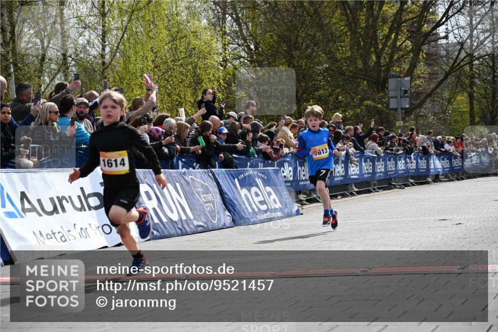 12.04.2026 - 45. Internationalen Wilhelmsburger Insellauf J. Mangold http://msf.ph/oto/9521457 12.04.2026 14:19:38 Ziel 1614, 1613, 950 meine-sportfotos.de