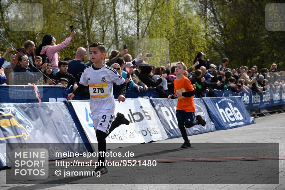 12.04.2026 - 45. Internationalen Wilhelmsburger Insellauf J. Mangold http://msf.ph/oto/9521480 12.04.2026 14:19:44 Ziel 950, 275, 480 meine-sportfotos.de