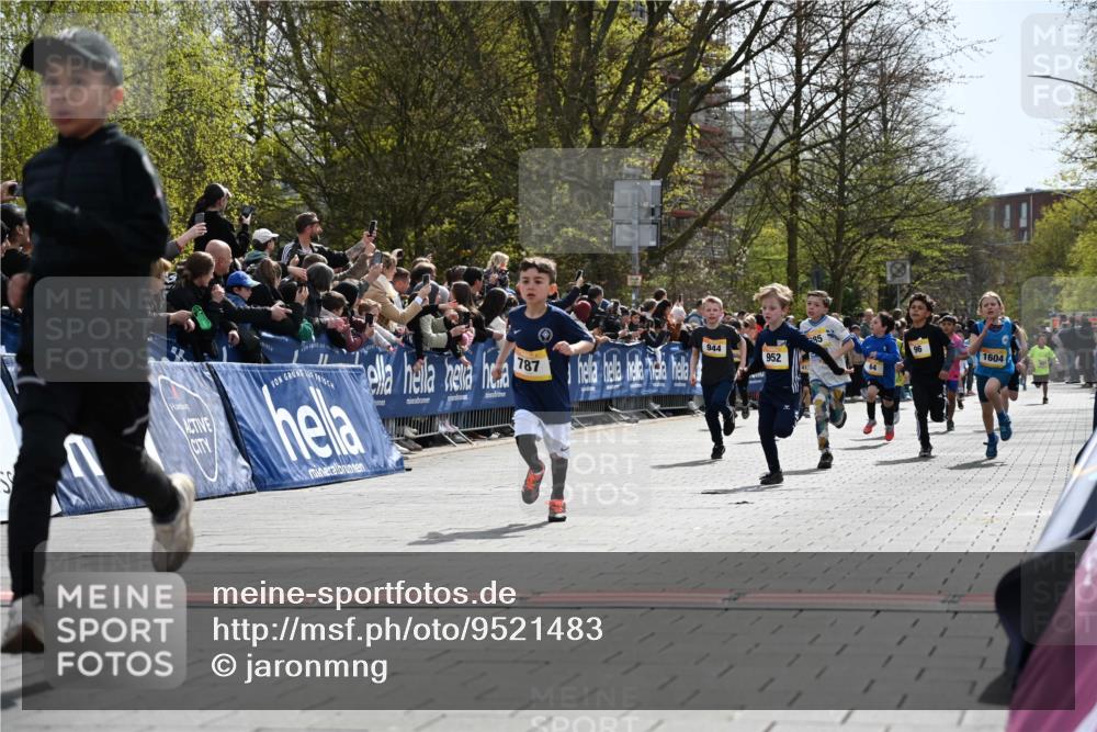 12.04.2026 - 45. Internationalen Wilhelmsburger Insellauf J. Mangold http://msf.ph/oto/9521483 12.04.2026 14:19:50 Ziel 787, 952, 1604, 985, 944, 64, 96, 579 meine-sportfotos.de