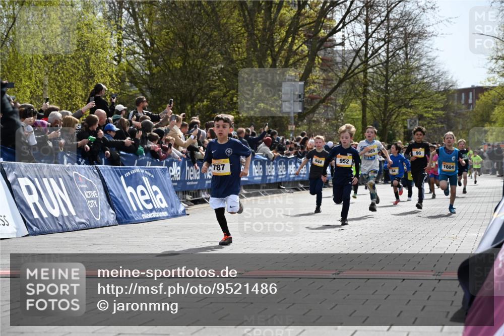 12.04.2026 - 45. Internationalen Wilhelmsburger Insellauf J. Mangold http://msf.ph/oto/9521486 12.04.2026 14:19:50 Ziel 787, 952, 1604, 985, 944, 64, 96, 579 meine-sportfotos.de
