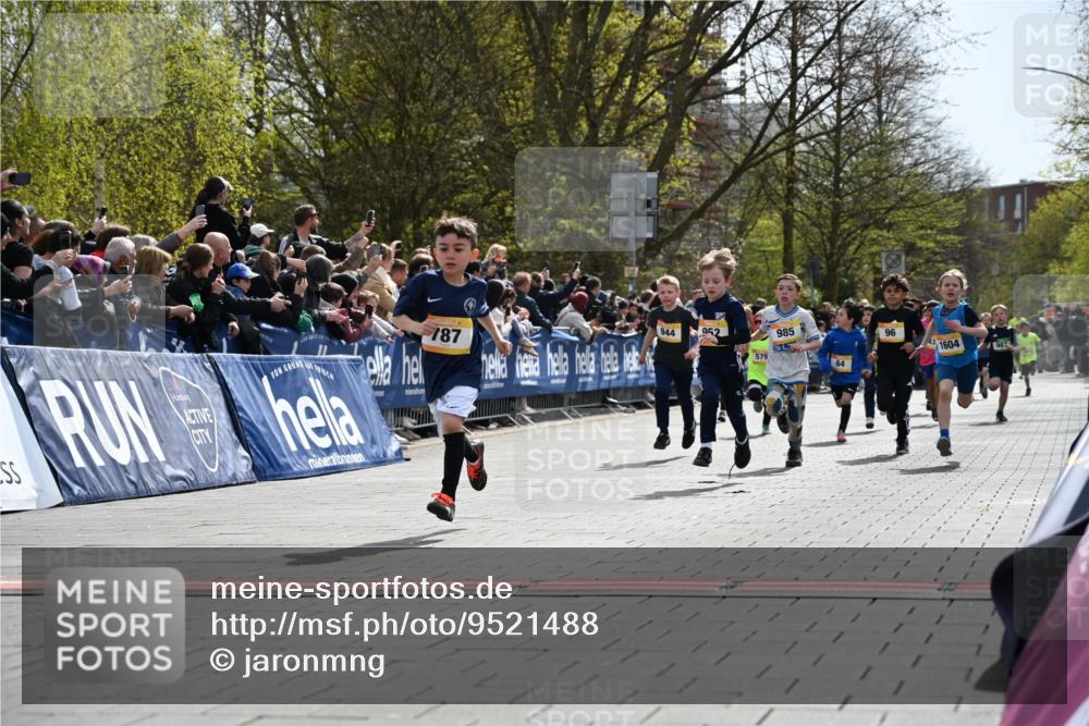 12.04.2026 - 45. Internationalen Wilhelmsburger Insellauf J. Mangold http://msf.ph/oto/9521488 12.04.2026 14:19:51 Ziel 787, 952, 1604, 985, 944, 64, 96, 579, 740 meine-sportfotos.de