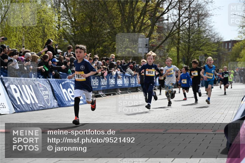 12.04.2026 - 45. Internationalen Wilhelmsburger Insellauf J. Mangold http://msf.ph/oto/9521492 12.04.2026 14:19:51 Ziel 787, 952, 1604, 985, 944, 64, 96, 579, 740 meine-sportfotos.de