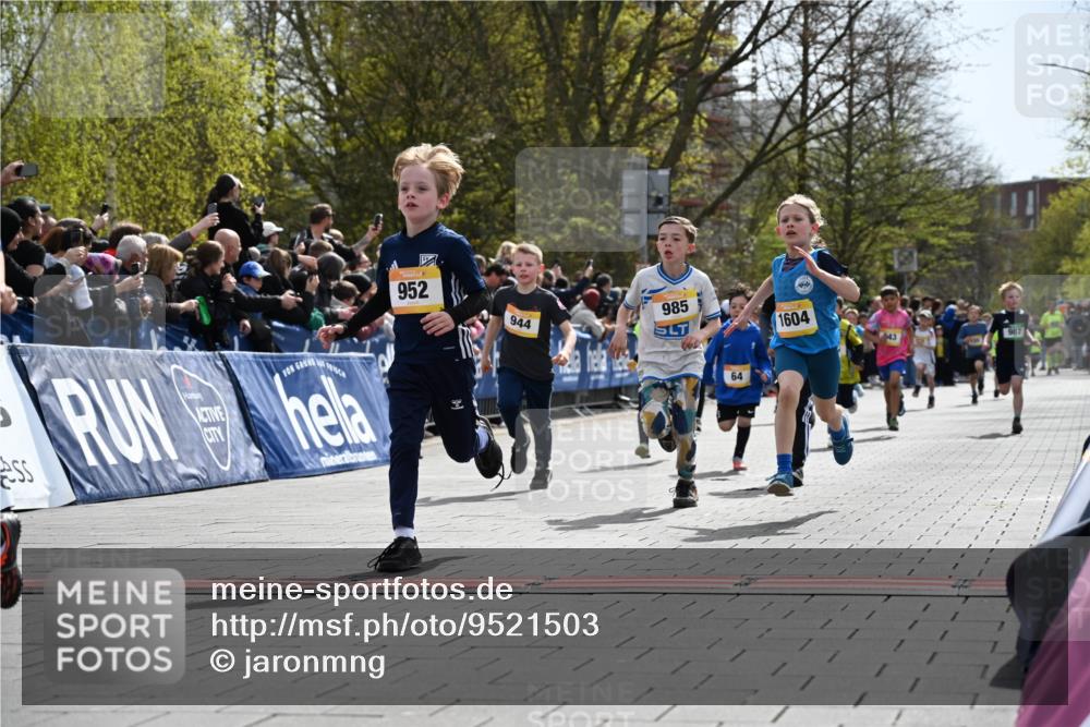 12.04.2026 - 45. Internationalen Wilhelmsburger Insellauf J. Mangold http://msf.ph/oto/9521503 12.04.2026 14:19:52 Ziel 787, 952, 1604, 985, 944, 64, 96, 579, 740, 943, 793, 845 meine-sportfotos.de