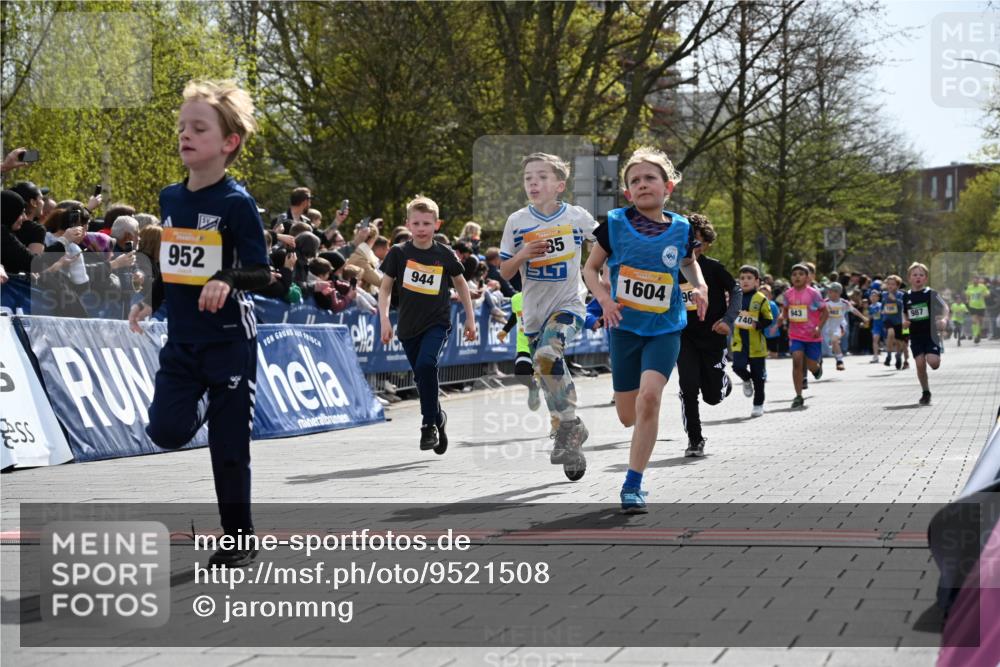 12.04.2026 - 45. Internationalen Wilhelmsburger Insellauf J. Mangold http://msf.ph/oto/9521508 12.04.2026 14:19:52 Ziel 787, 952, 1604, 985, 944, 64, 96, 579, 740, 943, 793, 845 meine-sportfotos.de