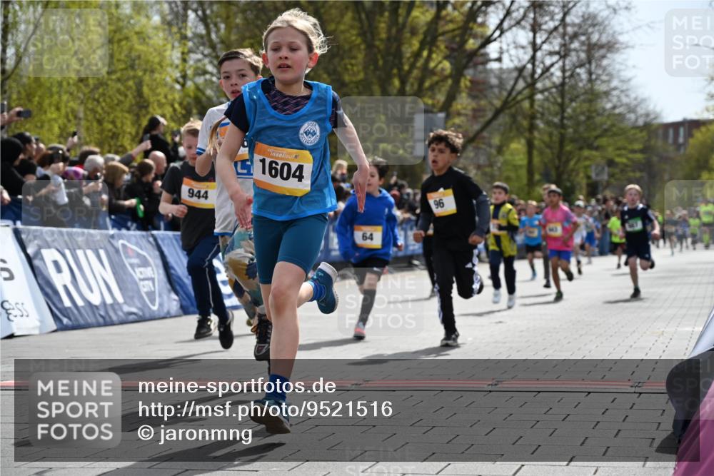 12.04.2026 - 45. Internationalen Wilhelmsburger Insellauf J. Mangold http://msf.ph/oto/9521516 12.04.2026 14:19:53 Ziel 787, 952, 1604, 985, 944, 64, 96, 579, 740, 943, 793, 845, 682, 413 meine-sportfotos.de