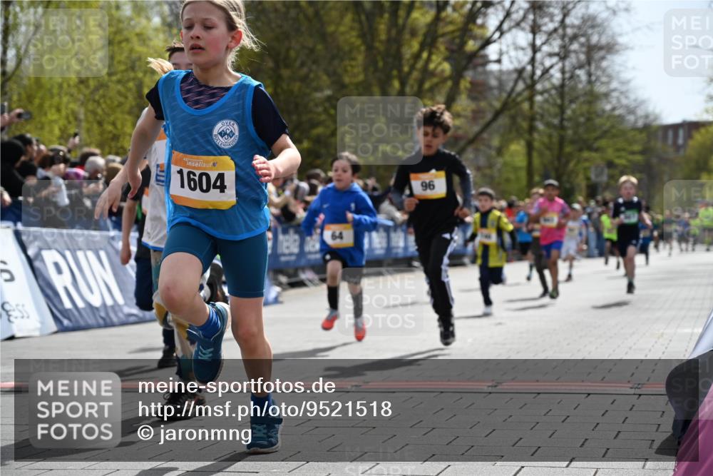 12.04.2026 - 45. Internationalen Wilhelmsburger Insellauf J. Mangold http://msf.ph/oto/9521518 12.04.2026 14:19:53 Ziel 787, 952, 1604, 985, 944, 64, 96, 579, 740, 943, 793, 845, 682, 413 meine-sportfotos.de