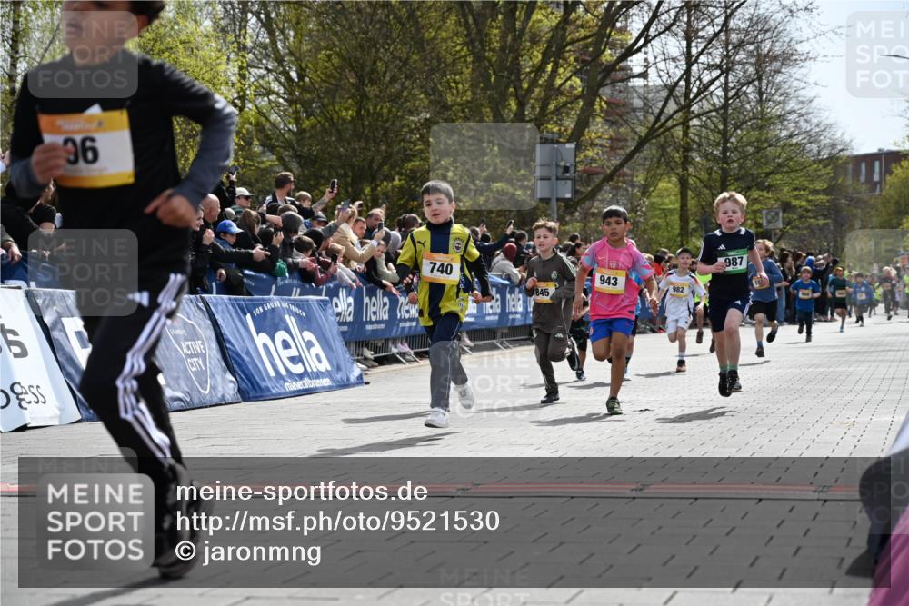 12.04.2026 - 45. Internationalen Wilhelmsburger Insellauf J. Mangold http://msf.ph/oto/9521530 12.04.2026 14:19:54 Ziel 787, 952, 1604, 985, 944, 64, 96, 579, 740, 943, 793, 845, 682, 413, 982 meine-sportfotos.de