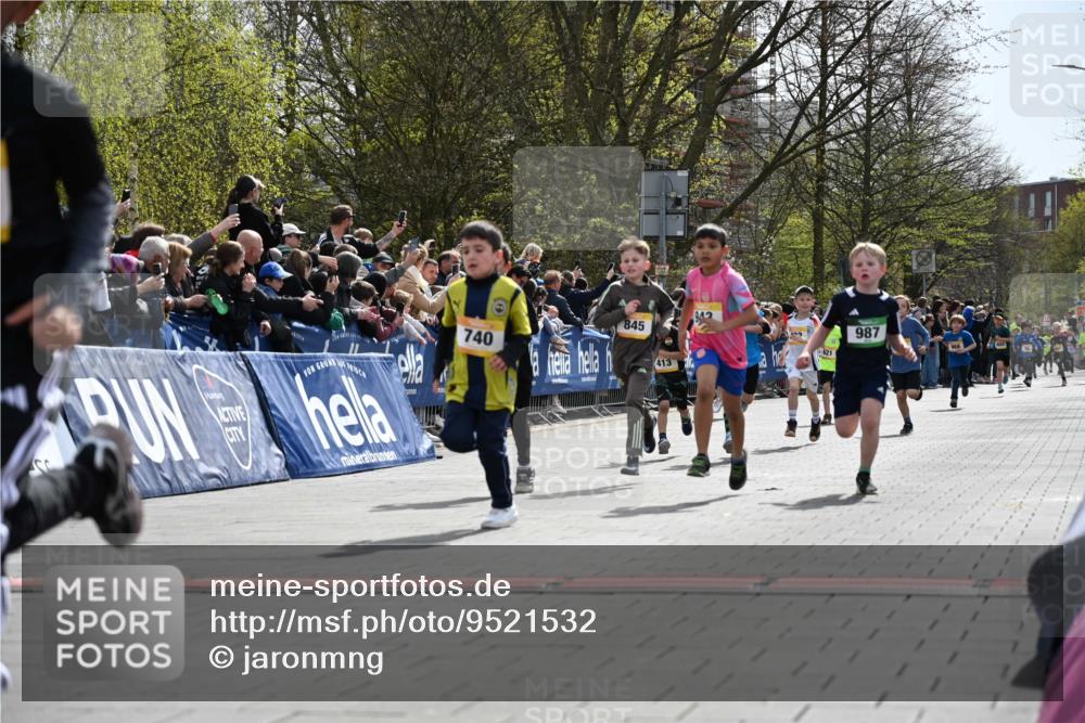 12.04.2026 - 45. Internationalen Wilhelmsburger Insellauf J. Mangold http://msf.ph/oto/9521532 12.04.2026 14:19:55 Ziel 787, 952, 1604, 985, 944, 64, 96, 579, 740, 943, 793, 845, 682, 413, 982, 155, 621 meine-sportfotos.de