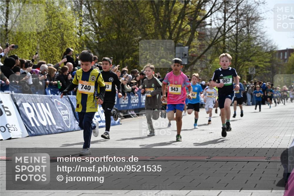 12.04.2026 - 45. Internationalen Wilhelmsburger Insellauf J. Mangold http://msf.ph/oto/9521535 12.04.2026 14:19:55 Ziel 787, 952, 1604, 985, 944, 64, 96, 579, 740, 943, 793, 845, 682, 413, 982, 155, 621 meine-sportfotos.de