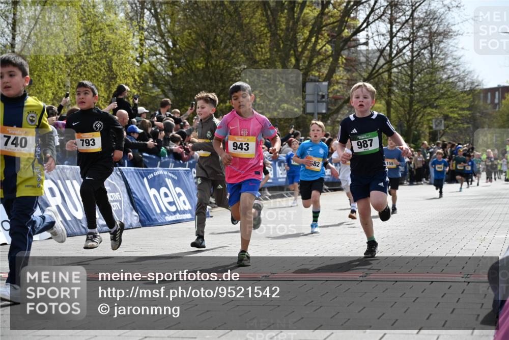 12.04.2026 - 45. Internationalen Wilhelmsburger Insellauf J. Mangold http://msf.ph/oto/9521542 12.04.2026 14:19:56 Ziel 952, 1604, 985, 944, 64, 96, 579, 740, 943, 793, 845, 682, 413, 982, 155, 621 meine-sportfotos.de