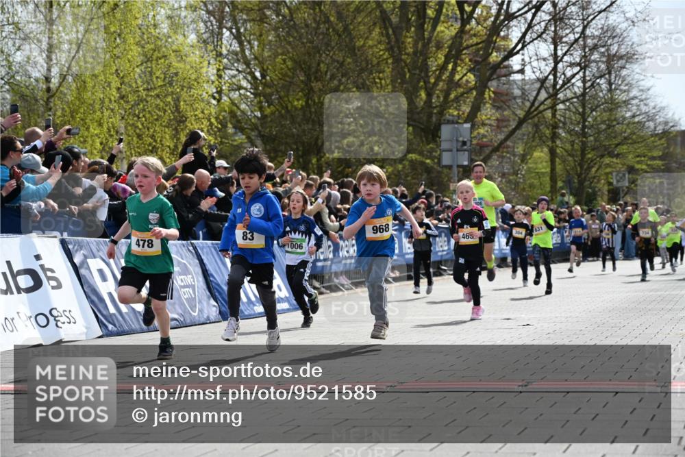 12.04.2026 - 45. Internationalen Wilhelmsburger Insellauf J. Mangold http://msf.ph/oto/9521585 12.04.2026 14:20:03 Ziel 155, 621, 1602, 478, 83, 968, 465, 631, 1621, 304, 225 meine-sportfotos.de
