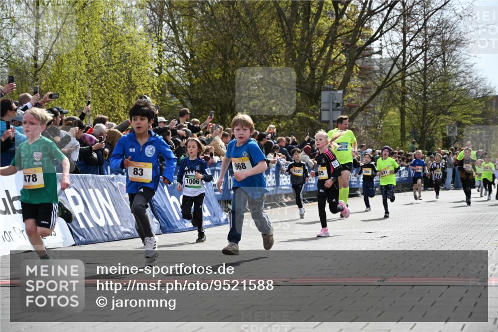 12.04.2026 - 45. Internationalen Wilhelmsburger Insellauf J. Mangold http://msf.ph/oto/9521588 12.04.2026 14:20:03 Ziel 155, 621, 1602, 478, 83, 968, 465, 631, 1621, 304, 225 meine-sportfotos.de