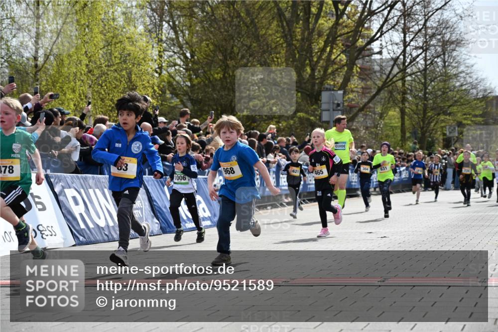 12.04.2026 - 45. Internationalen Wilhelmsburger Insellauf J. Mangold http://msf.ph/oto/9521589 12.04.2026 14:20:03 Ziel 155, 621, 1602, 478, 83, 968, 465, 631, 1621, 304, 225 meine-sportfotos.de