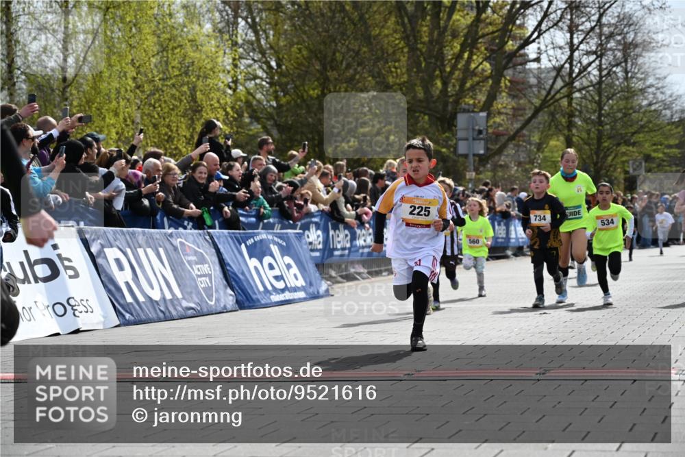12.04.2026 - 45. Internationalen Wilhelmsburger Insellauf J. Mangold http://msf.ph/oto/9521616 12.04.2026 14:20:07 Ziel 478, 83, 968, 465, 631, 1621, 304, 225, 1618, 108, 534, 447, 560, 734, 775, 587 meine-sportfotos.de