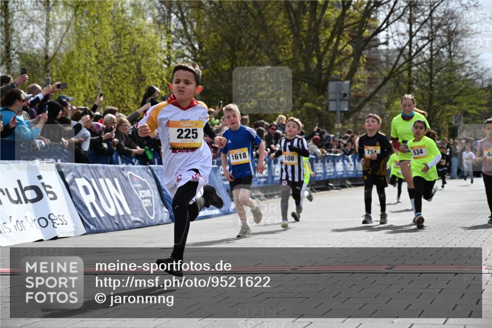 12.04.2026 - 45. Internationalen Wilhelmsburger Insellauf J. Mangold http://msf.ph/oto/9521622 12.04.2026 14:20:07 Ziel 478, 83, 968, 465, 631, 1621, 304, 225, 1618, 108, 534, 447, 560, 734, 775, 587 meine-sportfotos.de