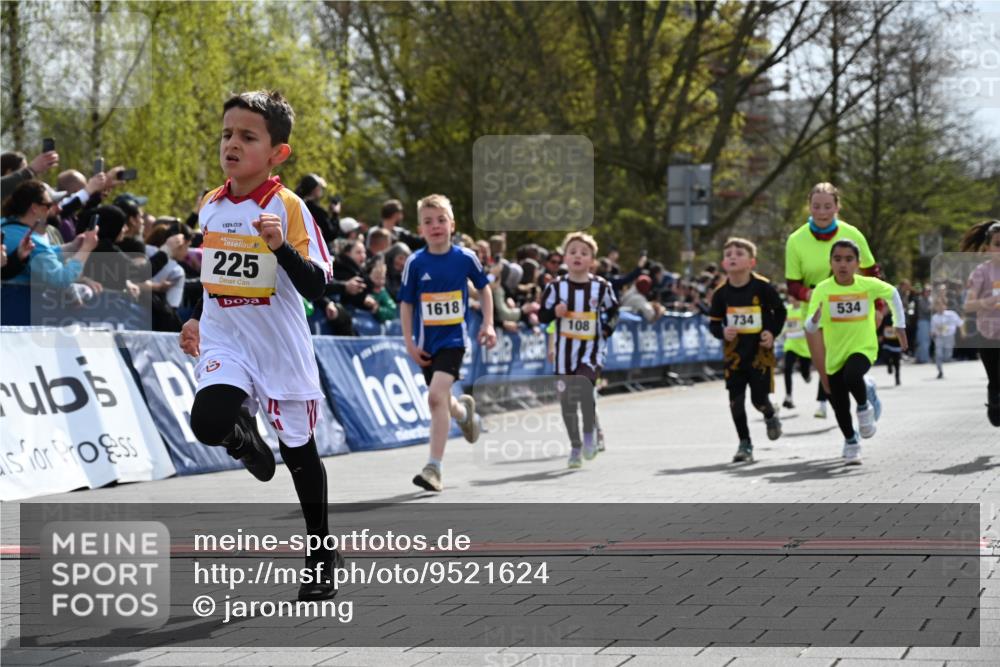 12.04.2026 - 45. Internationalen Wilhelmsburger Insellauf J. Mangold http://msf.ph/oto/9521624 12.04.2026 14:20:07 Ziel 478, 83, 968, 465, 631, 1621, 304, 225, 1618, 108, 534, 447, 560, 734, 775, 587 meine-sportfotos.de