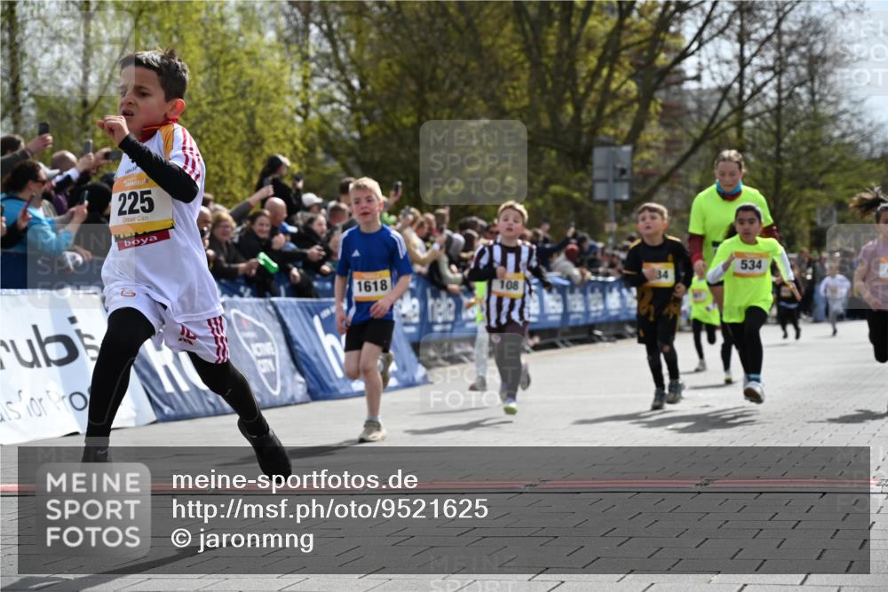12.04.2026 - 45. Internationalen Wilhelmsburger Insellauf J. Mangold http://msf.ph/oto/9521625 12.04.2026 14:20:08 Ziel 465, 631, 1621, 304, 225, 1618, 108, 534, 447, 560, 734, 775, 587 meine-sportfotos.de