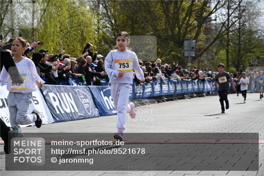 12.04.2026 - 45. Internationalen Wilhelmsburger Insellauf J. Mangold http://msf.ph/oto/9521678 12.04.2026 14:20:15 Ziel 587, 405, 1060, 642, 753, 750, 1623, 844, 34 meine-sportfotos.de