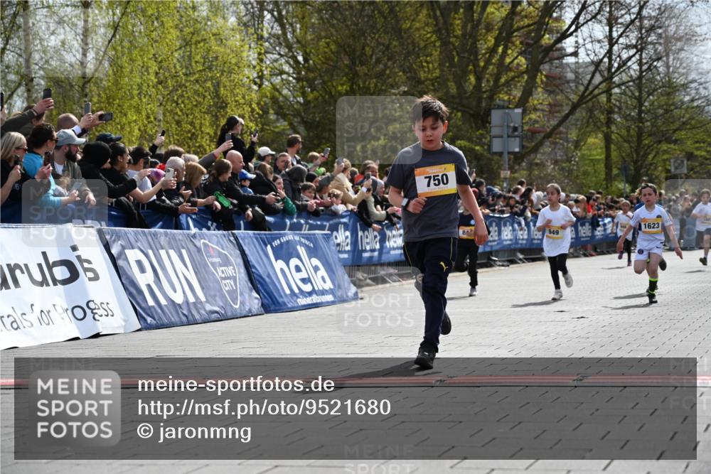 12.04.2026 - 45. Internationalen Wilhelmsburger Insellauf J. Mangold http://msf.ph/oto/9521680 12.04.2026 14:20:17 Ziel 405, 1060, 642, 753, 750, 1623, 844, 34, 949, 1607 meine-sportfotos.de