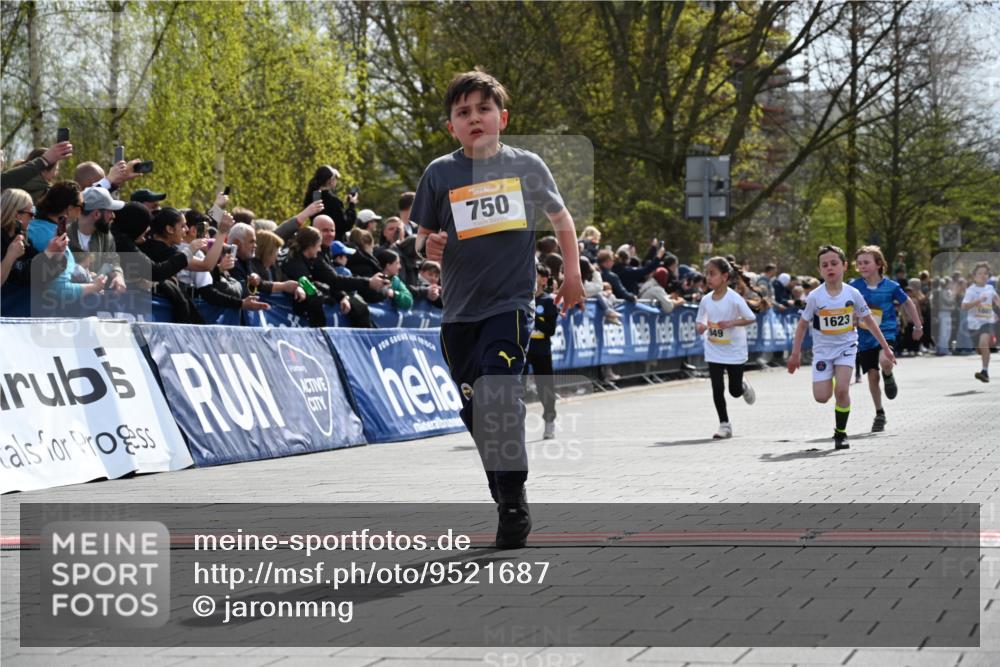 12.04.2026 - 45. Internationalen Wilhelmsburger Insellauf J. Mangold http://msf.ph/oto/9521687 12.04.2026 14:20:18 Ziel 1060, 642, 753, 750, 1623, 844, 34, 949, 1607, 29 meine-sportfotos.de