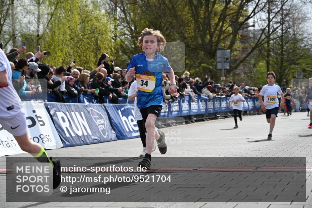12.04.2026 - 45. Internationalen Wilhelmsburger Insellauf J. Mangold http://msf.ph/oto/9521704 12.04.2026 14:20:19 Ziel 750, 1623, 844, 34, 949, 1607, 29, 948 meine-sportfotos.de