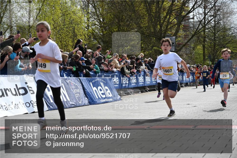 12.04.2026 - 45. Internationalen Wilhelmsburger Insellauf J. Mangold http://msf.ph/oto/9521707 12.04.2026 14:20:21 Ziel 750, 1623, 844, 34, 949, 1607, 29, 948, 1058, 966 meine-sportfotos.de